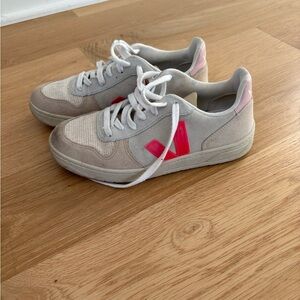 Veja Women's Sneakers - Pink and Gray
